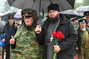 Благочинные Барнаула приняли участие в торжественном возложении цветов к Мемориалу Славы в День пограничника
