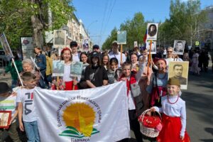Воскресная школа Никольского храма приняла участие в шествии Бессмертного полка в Алтайском крае