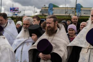 В День славянской письменности и культуры верующие прошли крестным ходом до памятника равноап. Кириллу и Мефодию в Барнауле