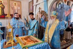 Иерей Дионисий Рейм сослужил Митрополиту Сергию Литургию в Тихвинском храме г. Барнаула