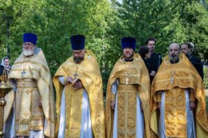 Иерей Алексий Черняев сослужил Митрополиту Сергию Литургию на месте разрушенного Петропавловского Собора в Барнауле